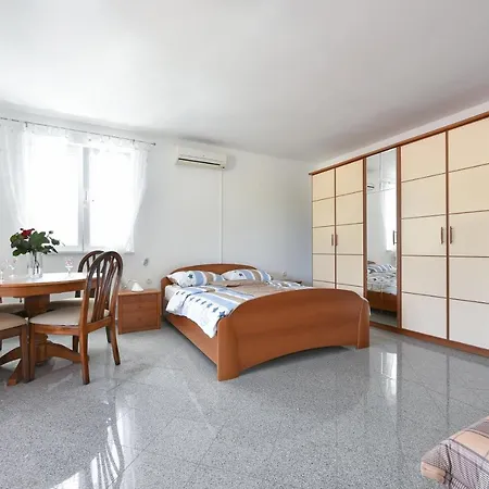 Guest house Holiday & *