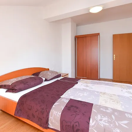 Guest house Holiday & *